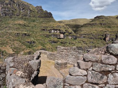 Waqrapukara veya Waqra Pukara, Peru 'nun Cusco bölgesinde bulunan bir arkeolojik alan. Deniz seviyesinden 4,300 metre yükseklikte Canchis tarafından inşa edildi ve daha sonra İnkalar tarafından fethedildi..