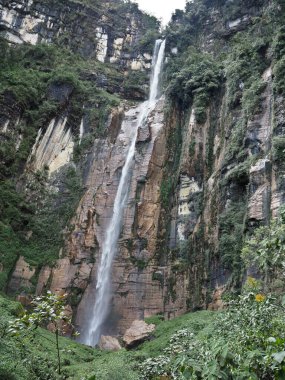 Yumbilla Şelalesi. Peru. Yumbilla Şelalesi, Peru 'nun kuzeyindeki Amazon bölgesinde yer alan bir şelaledir. 895 m (2,938 ft) yüksekliğiyle dünyanın en yüksek beşinci şelalesi olarak kabul edilir..