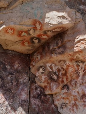 Cueva de los Manos veya Patagonya 'daki El Mağarası. Arjantin 'in Santa Cruz eyaletindeki bir mağara ve taş sanat eserleri kompleksi. Mağaraya yüzlerce el resmi adı verildi..