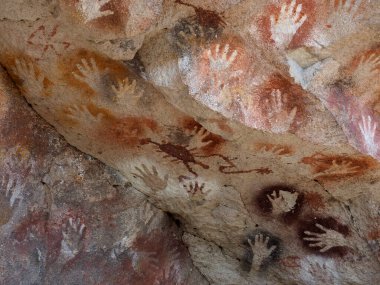 Cueva de los Manos veya Patagonya 'daki El Mağarası. Arjantin 'in Santa Cruz eyaletindeki bir mağara ve taş sanat eserleri kompleksi. Mağaraya yüzlerce el resmi adı verildi..