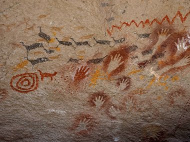 Cueva de los Manos veya Patagonya 'daki El Mağarası. Arjantin 'in Santa Cruz eyaletindeki bir mağara ve taş sanat eserleri kompleksi. Mağaraya yüzlerce el resmi adı verildi..