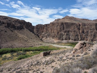 Cueva de los Manos veya Patagonya 'daki El Mağarası. Arjantin 'in Santa Cruz eyaletindeki bir mağara ve taş sanat eserleri kompleksi. Mağaraya yüzlerce el resmi adı verildi..