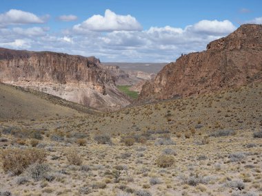 Cueva de los Manos veya Patagonya 'daki El Mağarası. Arjantin 'in Santa Cruz eyaletindeki bir mağara ve taş sanat eserleri kompleksi. Mağaraya yüzlerce el resmi adı verildi..