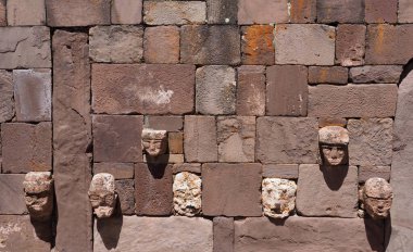 Tiwanaku arkeolojik alanı. Bolivya 'da. Tiwanaku (veya Tiahuanaco) Bolivya 'nın batısında, Titicaca Gölü yakınlarında La Paz' a yaklaşık 70 kilometre uzaklıkta bulunan bir Pre-Columbia arkeoloji sahasıdır. M.Ö. 200 yılına ait..