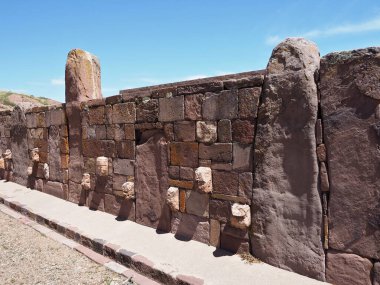 Tiwanaku arkeolojik alanı. Bolivya 'da. Tiwanaku (veya Tiahuanaco) Bolivya 'nın batısında, Titicaca Gölü yakınlarında La Paz' a yaklaşık 70 kilometre uzaklıkta bulunan bir Pre-Columbia arkeoloji sahasıdır. M.Ö. 200 yılına ait..