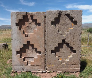 Tiwanaku arkeolojik alanı. Bolivya 'da. Tiwanaku (veya Tiahuanaco) Bolivya 'nın batısında, Titicaca Gölü yakınlarında La Paz' a yaklaşık 70 kilometre uzaklıkta bulunan bir Pre-Columbia arkeoloji sahasıdır. M.Ö. 200 yılına ait..