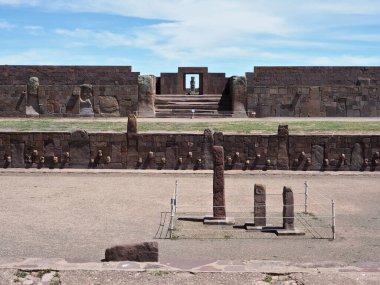 Tiwanaku arkeolojik alanı. Bolivya 'da. Tiwanaku (veya Tiahuanaco) Bolivya 'nın batısında, Titicaca Gölü yakınlarında La Paz' a yaklaşık 70 kilometre uzaklıkta bulunan bir Pre-Columbia arkeoloji sahasıdır. M.Ö. 200 yılına ait..