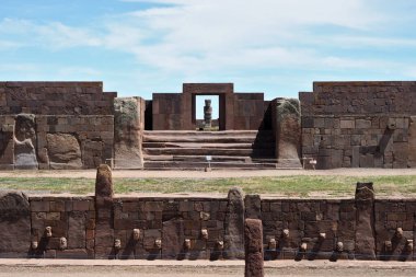 Tiwanaku arkeolojik alanı. Bolivya 'da. Tiwanaku (veya Tiahuanaco) Bolivya 'nın batısında, Titicaca Gölü yakınlarında La Paz' a yaklaşık 70 kilometre uzaklıkta bulunan bir Pre-Columbia arkeoloji sahasıdır. M.Ö. 200 yılına ait..
