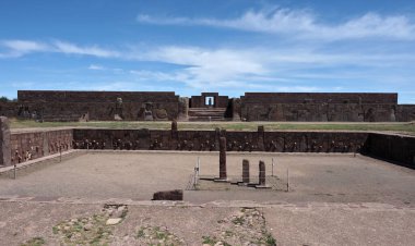 Tiwanaku arkeolojik alanı. Bolivya 'da. Tiwanaku (veya Tiahuanaco) Bolivya 'nın batısında, Titicaca Gölü yakınlarında La Paz' a yaklaşık 70 kilometre uzaklıkta bulunan bir Pre-Columbia arkeoloji sahasıdır. M.Ö. 200 yılına ait..