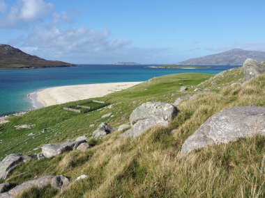 Huisinish plajı yakınlarındaki gizli plajda Harris 'in batı kıyısında Outer Hebrides' de. İskoçya. Yakınlarda ve kuzeyde yerleşim olmayan Scarp adası bulunur. 1930 'larda deneysel bir roket posta servisinin bulunduğu yer..