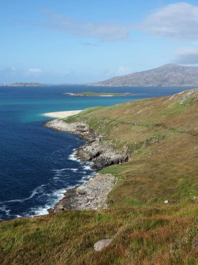 Huisinish plajı yakınlarındaki gizli plajda Harris 'in batı kıyısında Outer Hebrides' de. İskoçya. Yakınlarda ve kuzeyde yerleşim olmayan Scarp adası bulunur. 1930 'larda deneysel bir roket posta servisinin bulunduğu yer..