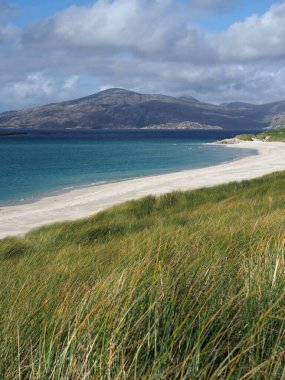 Huisinish plajı yakınlarındaki gizli plajda Harris 'in batı kıyısında Outer Hebrides' de. İskoçya. Yakınlarda ve kuzeyde yerleşim olmayan Scarp adası bulunur. 1930 'larda deneysel bir roket posta servisinin bulunduğu yer..