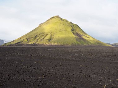 Maelifell (ya da Mlifell), İzlanda 'nın dağlık bölgelerindeki volkan. Yeşil yosunlarla kaplı ikonik bir koni volkanı. Myrdalsjokull buzulunun önündeki siyah kumlar çölünde göze çarpar..