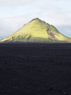 Maelifell (ya da Mlifell), İzlanda 'nın dağlık bölgelerindeki volkan. Yeşil yosunlarla kaplı ikonik bir koni volkanı. Myrdalsjokull buzulunun önündeki siyah kumlar çölünde göze çarpar..