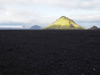 Maelifell (ya da Mlifell), İzlanda 'nın dağlık bölgelerindeki volkan. Yeşil yosunlarla kaplı ikonik bir koni volkanı. Myrdalsjokull buzulunun önündeki siyah kumlar çölünde göze çarpar..