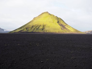 Maelifell (ya da Mlifell), İzlanda 'nın dağlık bölgelerindeki volkan. Yeşil yosunlarla kaplı ikonik bir koni volkanı. Myrdalsjokull buzulunun önündeki siyah kumlar çölünde göze çarpar..