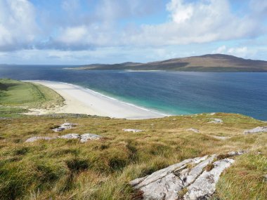 Luskentyre Sahili ya da Luskentyre Kumları. Harris Adası 'nda. Dış Hebrides, İskoçya. Luskentyre, kilometrelerce beyaz kum ve yeşil-mavi suyuyla Birleşik Krallık 'ın en görkemli plajlarından biridir..