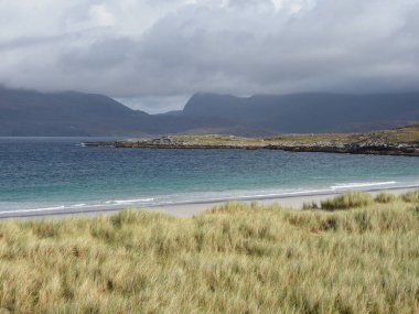 Luskentyre Sahili ya da Luskentyre Kumları. Harris Adası 'nda. Dış Hebrides, İskoçya. Luskentyre, kilometrelerce beyaz kum ve yeşil-mavi suyuyla Birleşik Krallık 'ın en görkemli plajlarından biridir..