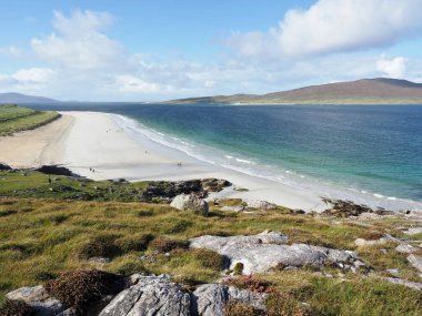 Luskentyre Sahili ya da Luskentyre Kumları. Harris Adası 'nda. Dış Hebrides, İskoçya. Luskentyre, kilometrelerce beyaz kum ve yeşil-mavi suyuyla Birleşik Krallık 'ın en görkemli plajlarından biridir..