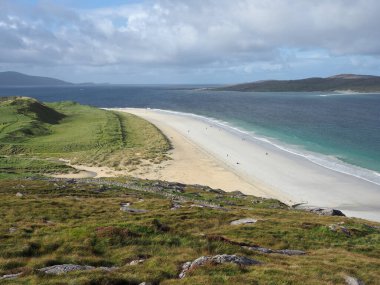 Luskentyre Sahili ya da Luskentyre Kumları. Harris Adası 'nda. Dış Hebrides, İskoçya. Luskentyre, kilometrelerce beyaz kum ve yeşil-mavi suyuyla Birleşik Krallık 'ın en görkemli plajlarından biridir..