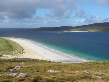 Luskentyre Sahili ya da Luskentyre Kumları. Harris Adası 'nda. Dış Hebrides, İskoçya. Luskentyre, kilometrelerce beyaz kum ve yeşil-mavi suyuyla Birleşik Krallık 'ın en görkemli plajlarından biridir..