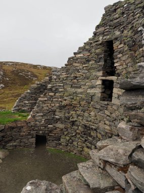 Dun Carloway broşürü. Lewis Adası, İskoçya. Harici Hebridler 'de bulunan son derece iyi korunmuş bir broş. Dun Carloway muhtemelen M.Ö. 1. yüzyılda inşa edildi.. 