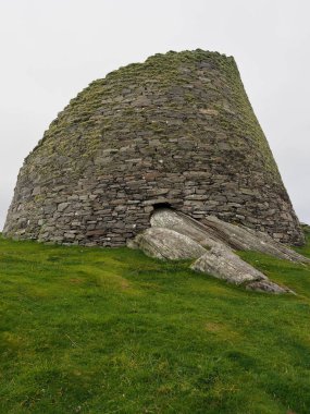 Dun Carloway broşürü. Lewis Adası, İskoçya. Harici Hebridler 'de bulunan son derece iyi korunmuş bir broş. Dun Carloway muhtemelen M.Ö. 1. yüzyılda inşa edildi.. 