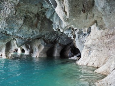 Patagonya 'daki mermer mağaralar ve katedral. Porto Rio Tranquilo, Şili 'de. 6 bin 200 yılı aşkın bir süredir General Carrerra Gölü 'nün kıyısındaki devasa mermer yatakları su tarafından aşınarak mağaralar, tüneller ve saf mermer kolonlar oluşturdu.. 