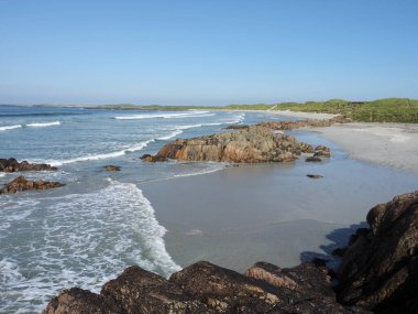 Kumsal. Tiree Adası. İskoçya. Tiree Adası, iç Hebridler 'in en batısındaki adadır. Lastik, güzel beyaz kumlu plajlarıyla tanınır ve sörf ve rüzgar sörfü ile ünlüdür..