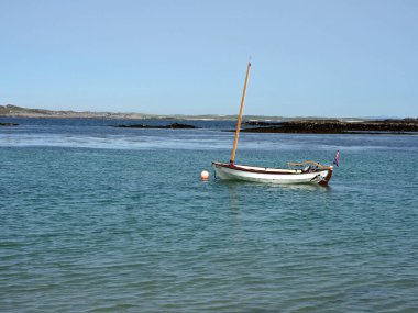 Tekne. Tiree Adası. İskoçya. Tiree Adası, iç Hebridler 'in en batısındaki adadır. Lastik, güzel beyaz kumlu plajlarıyla tanınır ve sörf ve rüzgar sörfü ile ünlüdür..