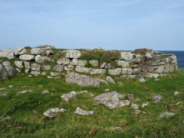 Dun Mor Vaul Broch. Tiree Adası. İskoçya. Dun Mor Vaul demir çağı broşu. Broş M.Ö. 60 yılında inşa edilmiş. Bu, Tiree 'deki en iyi broş örneği.. 