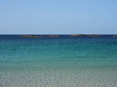 Coll Adası 'ndaki çarpıcı plaj. İç Hebrides. İskoçya. Coll Adası küçük bir Hebridean adasıdır, keşfedilmesi gereken pek çok harika plajı olan çok uzak bir patikadır..