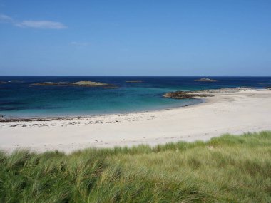 Coll Adası 'ndaki çarpıcı plaj. İç Hebrides. İskoçya. Coll Adası küçük bir Hebridean adasıdır, keşfedilmesi gereken pek çok harika plajı olan çok uzak bir patikadır..