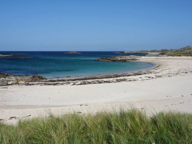 Coll Adası 'ndaki çarpıcı plaj. İç Hebrides. İskoçya. Coll Adası küçük bir Hebridean adasıdır, keşfedilmesi gereken pek çok harika plajı olan çok uzak bir patikadır..