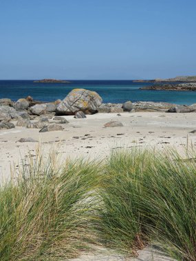 Coll Adası 'ndaki çarpıcı plaj. İç Hebrides. İskoçya. Coll Adası küçük bir Hebridean adasıdır, keşfedilmesi gereken pek çok harika plajı olan çok uzak bir patikadır..