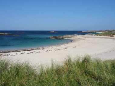 Coll Adası 'ndaki çarpıcı plaj. İç Hebrides. İskoçya. Coll Adası küçük bir Hebridean adasıdır, keşfedilmesi gereken pek çok harika plajı olan çok uzak bir patikadır..