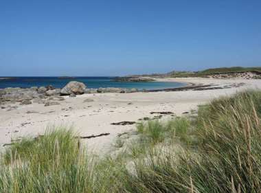 Coll Adası 'ndaki çarpıcı plaj. İç Hebrides. İskoçya. Coll Adası küçük bir Hebridean adasıdır, keşfedilmesi gereken pek çok harika plajı olan çok uzak bir patikadır..