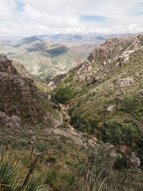 Cordillera de los Frailes bölgesindeki Maragua Krateri 'ne giden İnka yolu. Sucre yakınlarında, Bolivya 'da. Kratere giden İspanyol öncesi bir patikada ünlü bir yürüyüş..