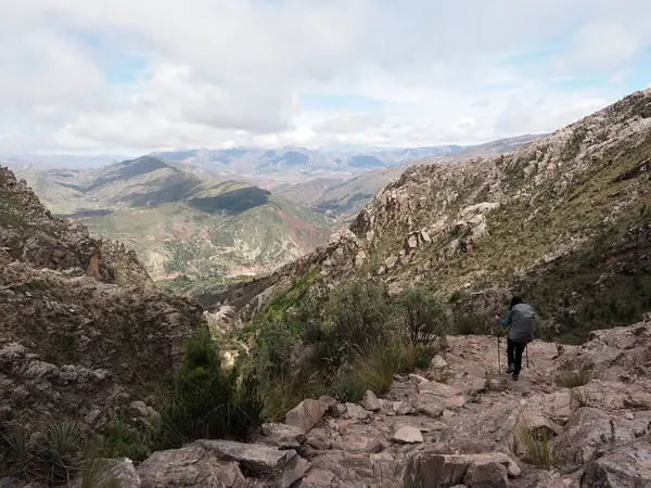 Cordillera de los Frailes bölgesindeki Maragua Krateri 'ne giden İnka yolu. Sucre yakınlarında, Bolivya 'da. Kratere giden İspanyol öncesi bir patikada ünlü bir yürüyüş..