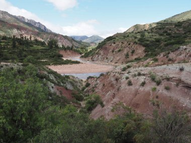 Maragua Krateri, Cordillera de los Frailes 'in geveze bölgesinde. Sucre yakınlarında, Bolivya 'da. Kratere giden İspanyol öncesi bir patikada ünlü bir yürüyüş..