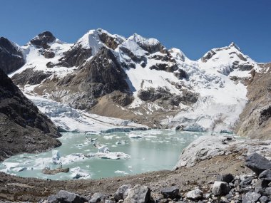 Chuecon buzulu (veya Buzul Chuecon) ve Lima, Huarochiri 'de donmuş bir göl. Peru. 
