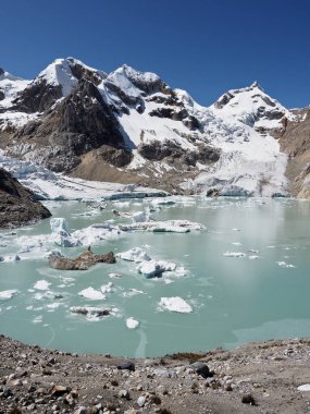 Chuecon buzulu (veya Buzul Chuecon) ve Lima, Huarochiri 'de donmuş bir göl. Peru. 