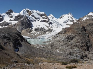Chuecon buzulu (veya Buzul Chuecon) ve Lima, Huarochiri 'de donmuş bir göl. Peru. 