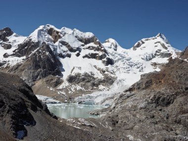Chuecon buzulu (veya Buzul Chuecon) ve Lima, Huarochiri 'de donmuş bir göl. Peru. 