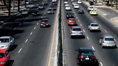Sabahları trafik aktivitesi - bir şehrin ya da kasabanın günün başlangıcındaki hareketli enerjisi.