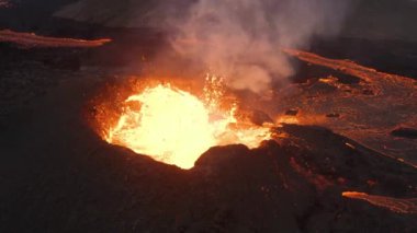 Epic Volcanic Eruption 'ın havadan görünüşü - yukarıdan çarpıcı ve hayranlık uyandıran doğal bir olay. Kamera aktif bir volkanın üzerinde süzülür ve patlamanın muazzam gücü hakkında geniş bir perspektif sağlar..