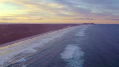 Güzel Sahilde Gün Doğumu 'nun havadan görünüşü. Şafağın altın ışıklarıyla yıkanmış muhteşem ve huzurlu bir kıyı manzarası..