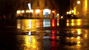 Gece şehir manzarasındaki yağmurdan sonra bu görüntüler sakin ve iç gözlem hissi uyandırıyor, kentsel bir ortamda gece yağmurunu takip eden sakin ve yansıtıcı atmosferi vurguluyor..