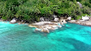Mavi Deniz 'le tropikal sahilin güzel manzarası bir rahatlama ve kaçma hissi uyandırıyor, tropik bir plajın doğal güzelliğini ve huzurunu gösteriyor, huzurlu bir geri çekilme için mükemmel..