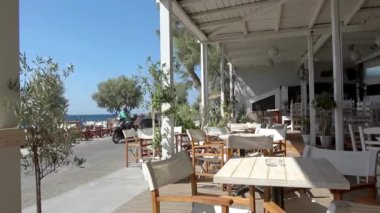 Kumsala yakın bir kafe. Zaman aşımı video arkaplanı - Bu görüntüler dinamik enerjiyi ve dinamik güzelliği kapsıyor, deniz kenarındaki bir kafede, mükemmel bir sosyal aktivite ve doğal ihtişam karışımı sunuyor..